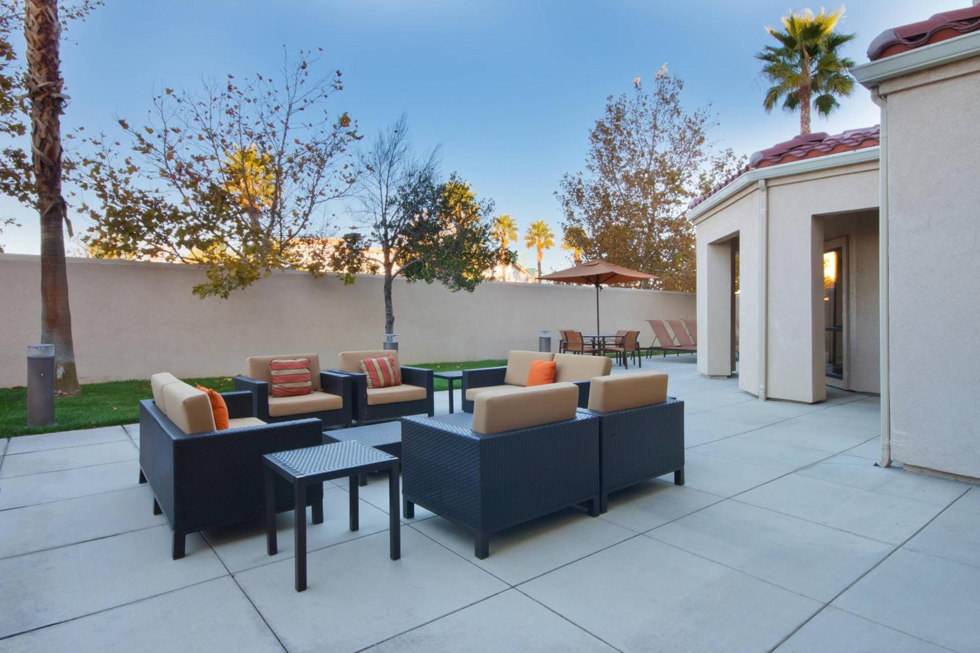 Courtyard By Marriott Palmdale Hotel Buitenkant foto